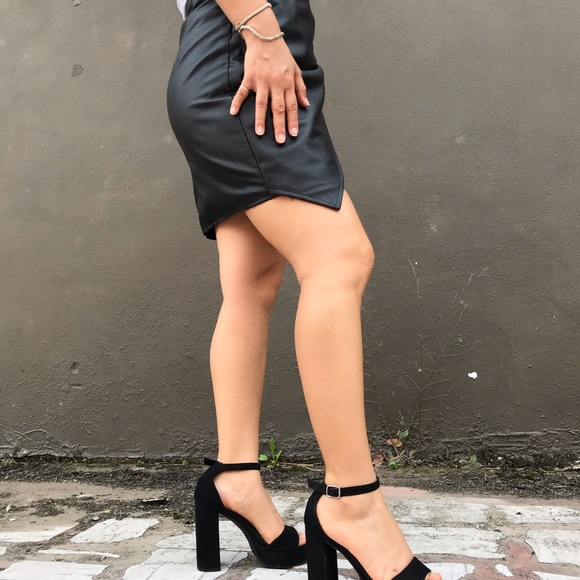 LEAD THE WAY | BLACK MINI SKIRT - Picture 4 of 5